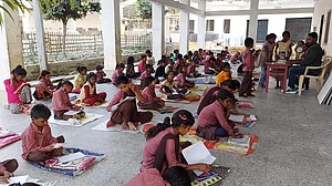 बिहार : जहां धधकती है चिताएं, वहां शिक्षा का अलख जगा रहे मजबूत हौसले वाले तीन दोस्त