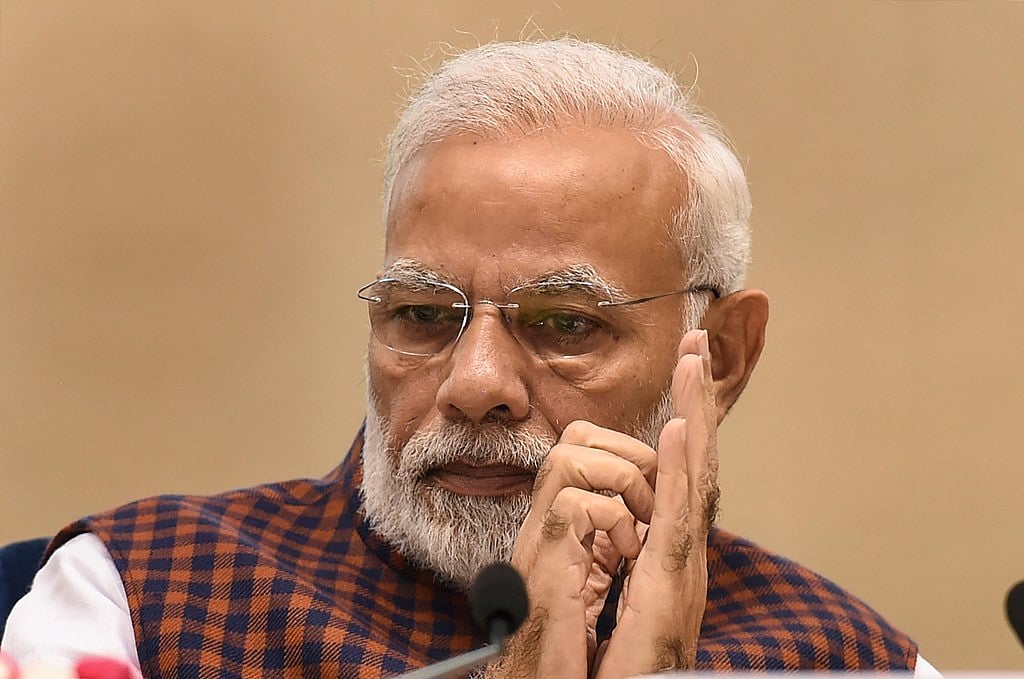 आकार पटेल का लेख: मोदी तो पहले ही खर्च कर चुके हैं अपनी अर्जित राजनीतिक पूंजी, मौजूदा संकटों से कैसे निकलेंगे