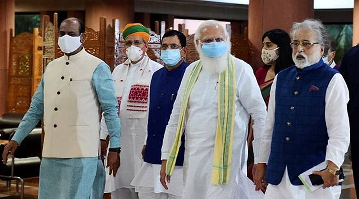 आकार पटेल का लेख: नए कानून और पुराने कानूनों में हो रहे बदलावों से अपने बहुलतावादी और आधुनिक पथ से भटक गया है भारत