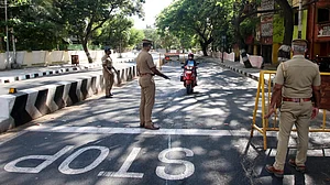 तमिलनाडु सरकार ने सीमाओं पर कोविड प्रमाणपत्रों की जांच सख्त की, केरल में एक दिन में 20,000 से अधिक आ रहे केस