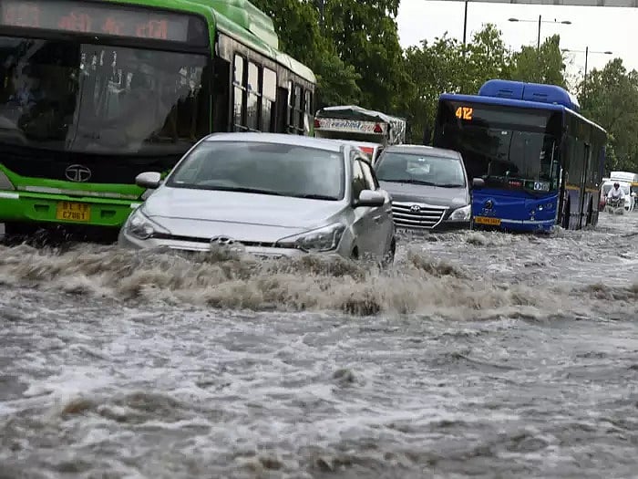 दिल्ली-NCR में आफत की बारिश! मूसलाधार बरसात से कई सड़कें बनी 'तालाब', ट्रैफिक ने रुलाया 