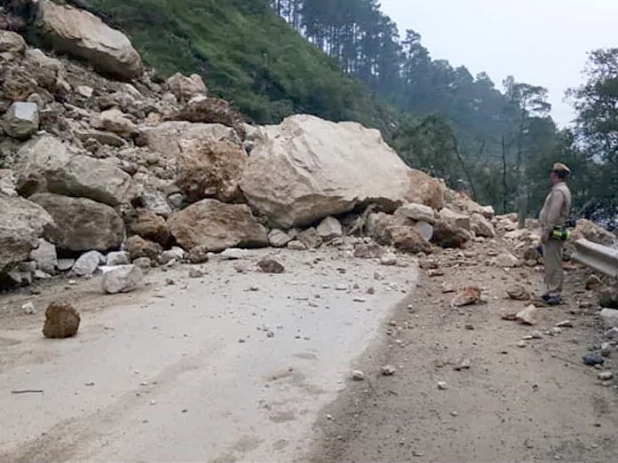 हिमाचल में लगातार भूस्खलन पर हाईकोर्ट की सख्ती, राज्य और केंद्र के साथ NHAI को भेजा नोटिस