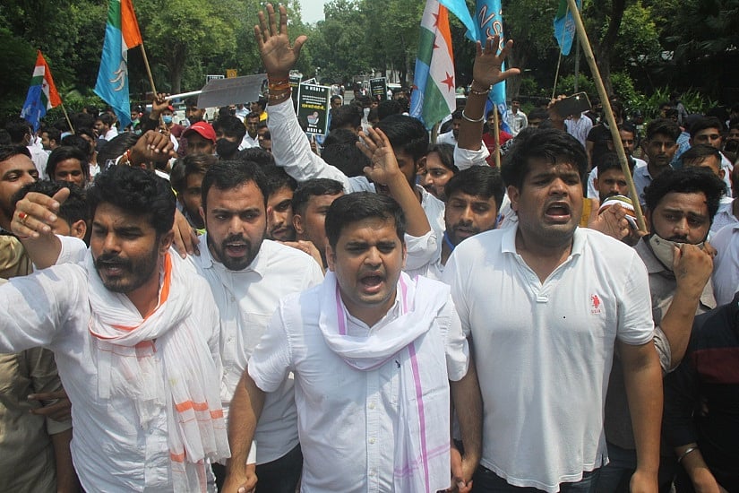 JEE पेपर लीक के खिलाफ NSUI का शिक्षा मंत्री के घर के बाहर प्रदर्शन, सुप्रीम कोर्ट जज की देखरेख में जांच की मांग