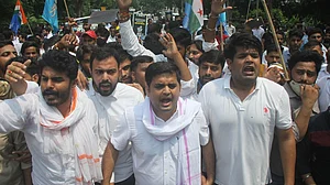 JEE पेपर लीक के खिलाफ NSUI का शिक्षा मंत्री के घर के बाहर प्रदर्शन, सुप्रीम कोर्ट जज की देखरेख में जांच की मांग