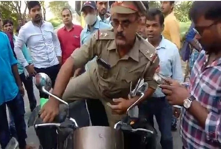 वीडियो: UP में दारोगा की दबंगई! सामान ले जाने का भाड़ा मांगने पर बस कंडक्टर को पीटा, विरोध पर छात्रों को भी दिखाई धौंस