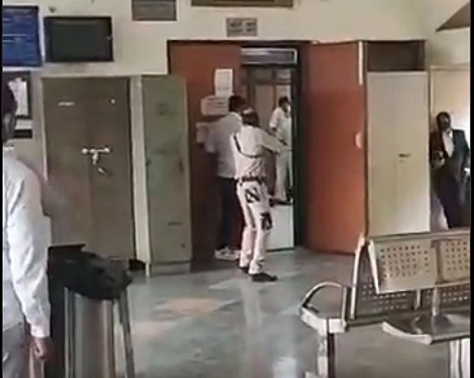 दिल्ली कोर्ट में शूटआउट से नाराज वकील करेंगे हड़ताल, कांग्रेस ने कहा- अपराधियों की राजधानी बनी देश की राजधानी