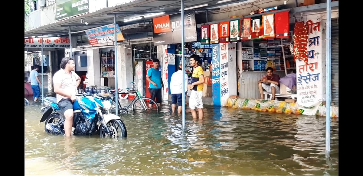 बिहार में बाढ़ से हालात भयावह, अस्पताल जलमग्न, थाना डूबा, लोग सड़कों पर शरण लेने को मजबूर