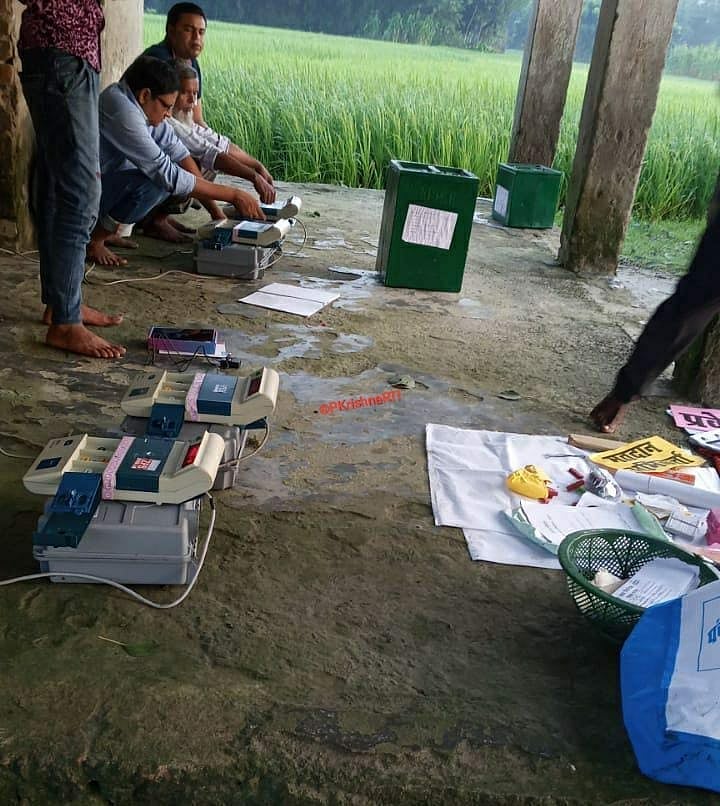 बिहार पंचायत चुनाव: अररिया में मतदान के लिए जमीन पर रखी गई ईवीएम, दावों की खुली पोल