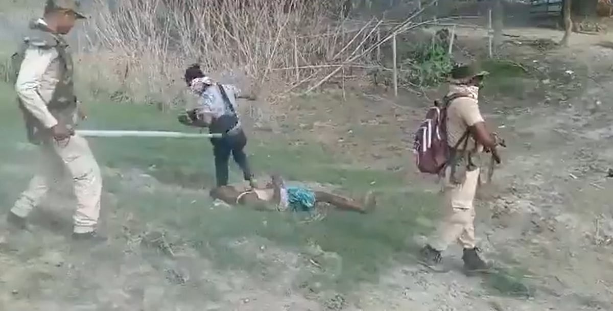 भयावह वीडियो: असम पुलिस ने पहले सीने में गोली मारी, लाठियों से पीटा, फिर पुलिस का फोटोग्राफर जख्मी शख्स पर कूदा