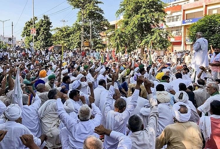 करनाल में किसानों के आगे झुकी खट्टर सरकार! जान गंवाने वाले किसान के परिजनों को देगी नौकरी, मामले की होगी न्यायिक जांच 