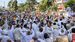 करनाल में किसानों के आगे झुकी खट्टर सरकार! जान गंवाने वाले किसान के परिजनों को देगी नौकरी, मामले की होगी न्यायिक जांच