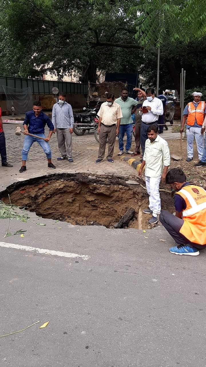 संभल कर चलना कहीं सड़क न धंस जाए! दिल्ली में आए दिन धंस रही सड़कें, गाड़ियां लेकर निकलना खतरे से खाली तो नहीं