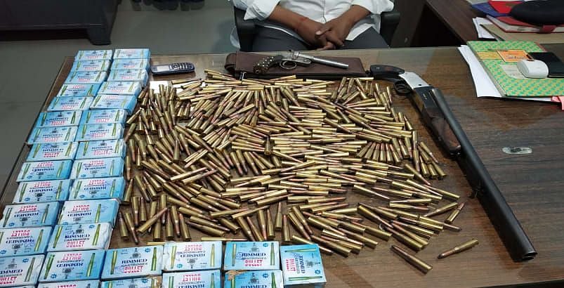 बिहार: सीएम नीतीश के गृह जिले में बड़ी मात्रा में हथियार और गोली बरामद, 3 तस्कर गिरफ्तार