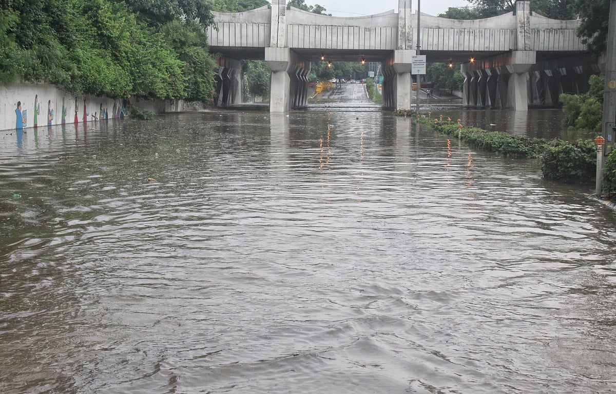 भारी बारिश के बाद पानी-पानी हुई दिल्ली की सड़कें, भारी ट्रैफिक जाम से यात्री परेशान
