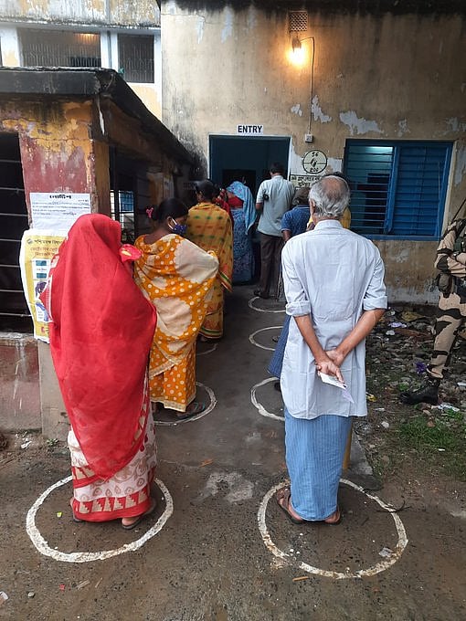 बंगाल उपचुनाव: हाई-प्रोफाइल भवानीपुर समेत 3 सीटों पर मतदान जारी, आज होगा ममता बनर्जी की किस्मत का फैसला