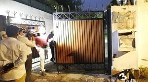दिल्ली में चुनाव आयोग से सटे ओवैसी के सरकारी आवास पर तोड़फोड़, हिंदू सेना के 5 लोग हिरासत में लिए गए
