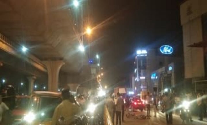 बेंगलुरु: फ्लाईओवर पर तेज रफ्तार कार ने बाइक को मारी टक्कर, 40 फीट नीचे गिरकर दो बाइक सवारों की दर्दनाक मौत 