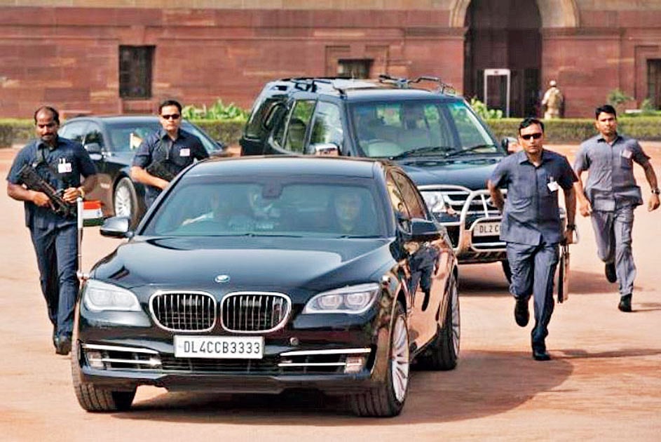विष्णु नागर का व्यंग्यः पावर का भी किस्सा अजीब है, मिल जाए तो शरीर अकड़ जाए, न मिले तो भूख बढ़ती जाए!