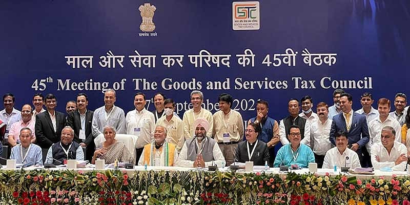 GST परिषद की बैठक में पेट्रोल-डीजल पर नहीं हुआ फैसला, कैंसर, जीवन रक्षक दवा होंगी सस्ती, रेल सफर हो सकता है मंहगा