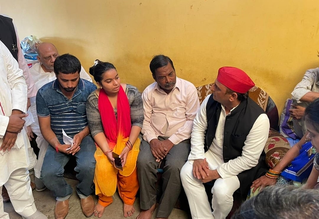 गोरखपुर हत्याकांड: प्रियंका ने मनीष के परिजनों से की बात, अखिलेश बोले- सरकार की ठोको वाली पॉलिसी से बेलगाम है पुलिस