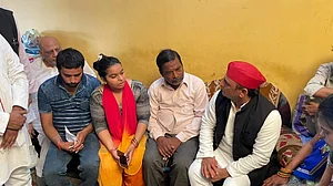गोरखपुर हत्याकांड: प्रियंका ने मनीष के परिजनों से की बात, अखिलेश बोले- सरकार की ठोको वाली पॉलिसी से बेलगाम है पुलिस