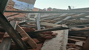 दिल्ली के सीता राम बाजार में गिरी 4 मंजिला इमारत, किसी के दबने की सूचना नहीं, दमकल कर्मी मौके पर मौजूद
