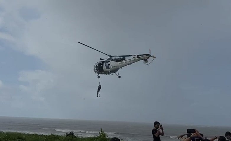 महाराष्ट्र: फिर 'देवदूत' बनकर आए भारतीय तटरक्षक बल! चट्टानों में फंसी नौका के क्रू-मेंबर को 30 घंटे बाद बचाया गया 