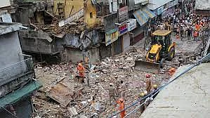 दिल्ली में जहां गिरी बहुमंजिला इमारत, वहां फिर हो सकता है बड़ा हादसा, पास की 9 इमारतें भी खतरनाक हालत में