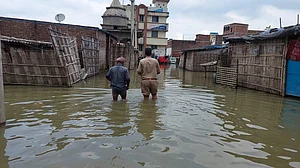 बिहार में बाढ़ से हालात भयावह, अस्पताल जलमग्न, थाना डूबा, लोग सड़कों पर शरण लेने को मजबूर