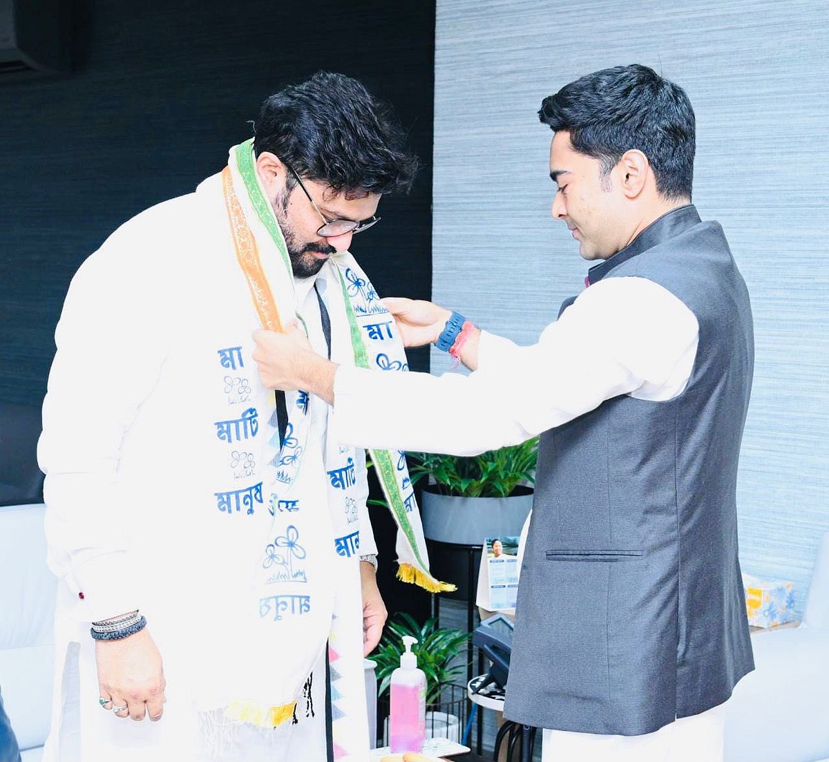 बीजेपी ने बाबुल सुप्रियो को बताया अवसरवादी, तो TMC ने कहा- ये तो शुरुआत है, अभी और आएंगे