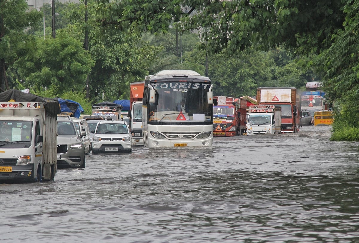 दिल्ली एयरपोर्ट से निकली यात्रियों से भरी बस पानी में फंसी, दमकल कर्मियों ने किसी तरह सुरक्षित निकाला