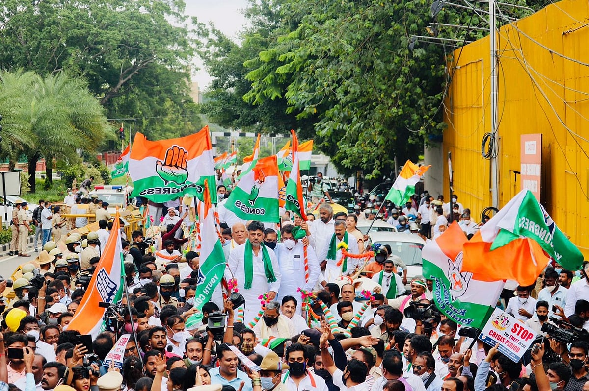 महंगाई के खिलाफ कर्नाटक कांग्रेस का विरोध, बैलगाड़ी में बैठकर विधानसभा पहुंचे डीके शिवकुमार, सिद्धारमैया समेत कई नेता  