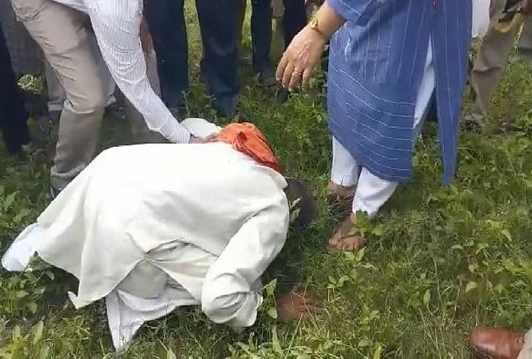 वीडियो: बुखार के आगे दम तोड़ रही स्वास्थ्य व्यवस्था! UP में CMO के पैरों पर गिरा बुजुर्ग, लगाई बच्चों की जान की गुहार 