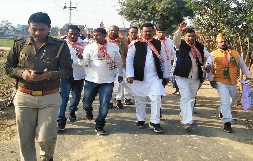 गोरखपुरः बाढ़ पीड़ितों के बीच पहुंचे BJP सांसद को लोगों ने खदेड़ा, पूछा- अब पानी कम होने पर  क्या करने आए हैं?