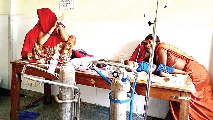 वाराणसी के बीएचयू अस्पताल में एक बेड पर दो बच्चों का हो रहा इलाज