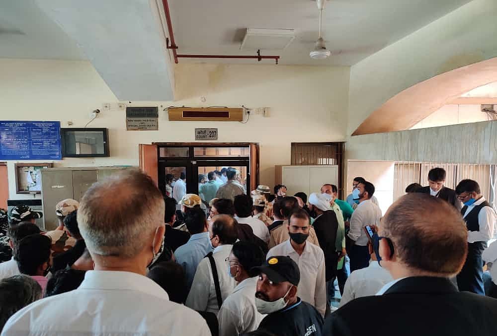 रोहिणी जिला कोर्ट में गैंगवार, गैंगस्टर जितेंद्र गोगी को बदमाशों ने गोलियों से भूना, दो हमलावर भी हुए ढेर 