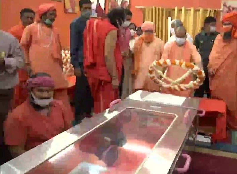 सीएम योगी ने नरेन्द्र गिरि को दी श्रद्धांजलि, बोले- पुलिस के हाथ कई सुराग मिले, दोषियों को मिलेगी कड़ी से कड़ी सजा