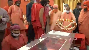 सीएम योगी ने नरेन्द्र गिरि को दी श्रद्धांजलि, बोले- पुलिस के हाथ कई सुराग मिले, दोषियों को मिलेगी कड़ी से कड़ी सजा