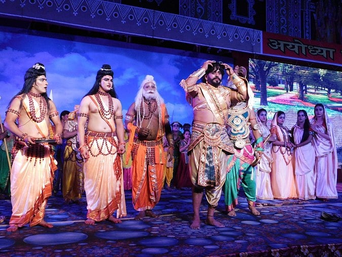अयोध्या में 'फिल्मी' रामलीला पर विवाद, प्रदर्शन रोकने की मांग, कलाकारों में नैतिक-धार्मिक अनुशास नहीं होने का दावा