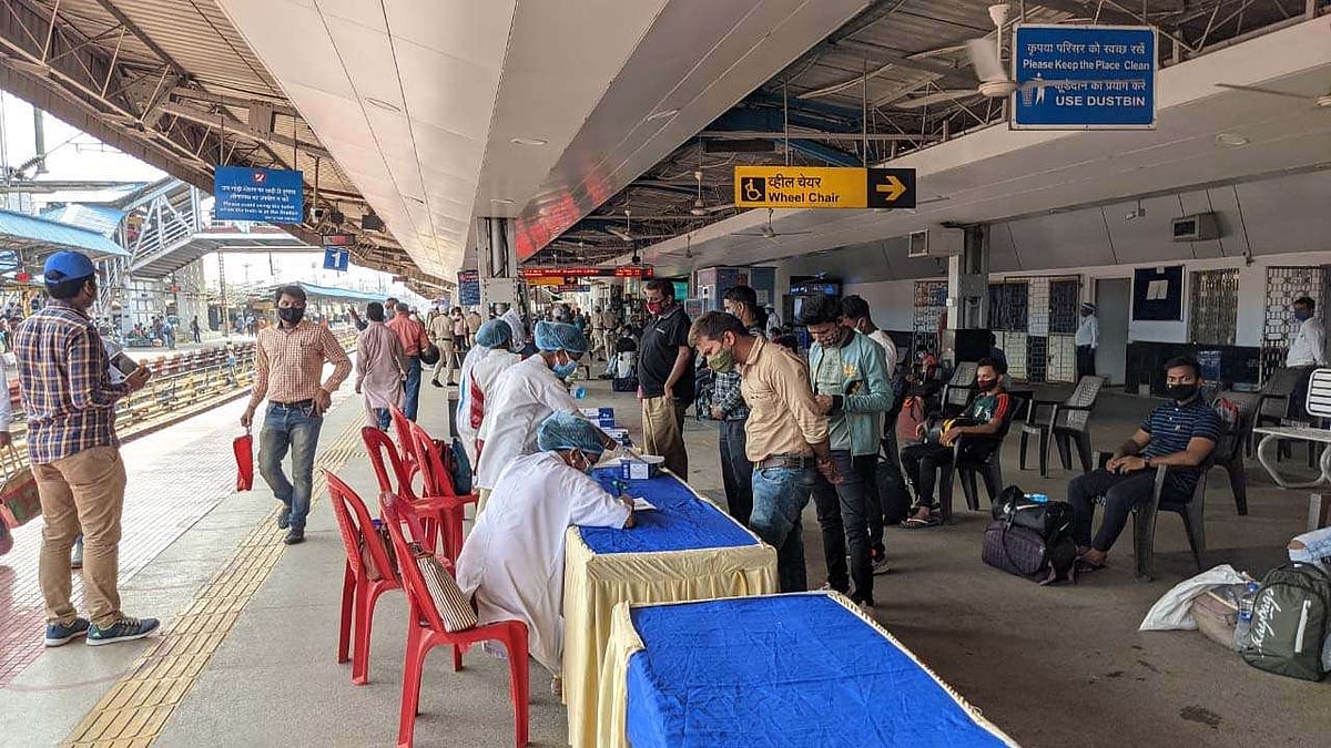 झारखंड में अचानक बढ़े कोरोना के केस, रांची स्टेशन पर 55 यात्री मिले पॉजिटिव, दुर्गापूजा में हुई भीड़ का असर!