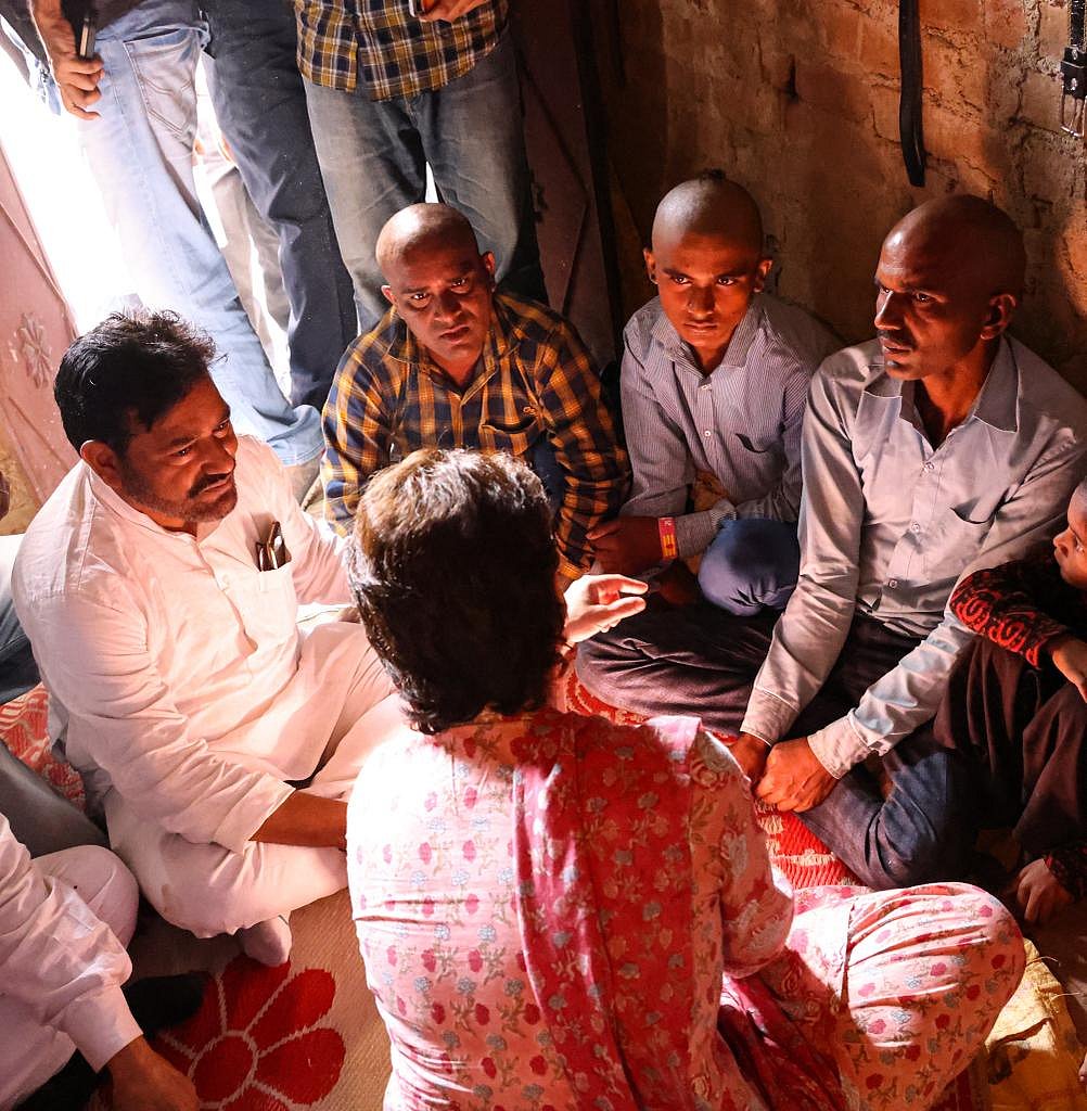 यूपी: ललितपुर में मृतक किसानों के परिजनों से मिलीं प्रियंका गांधी, खाद लेने के लिए लाइन में लगे किसानों की हुई थी मौत