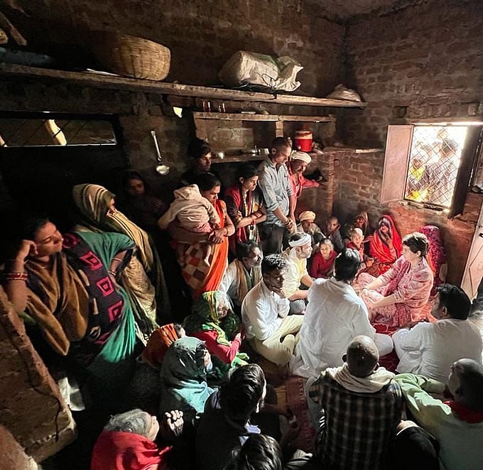यूपी: ललितपुर में मृतक किसानों के परिजनों से मिलीं प्रियंका गांधी, खाद लेने के लिए लाइन में लगे किसानों की हुई थी मौत