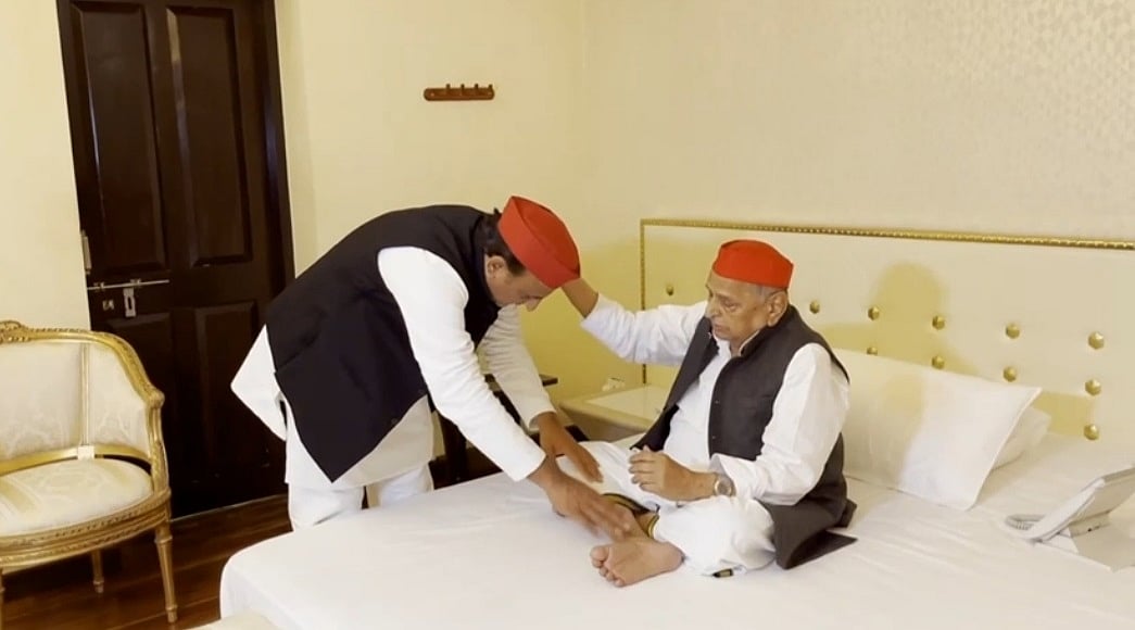 यूपी चुनावः अखिलेश कल करेंगे समाजवादी विजय यात्रा की शुरुआत, पिता मुलायाम का लिया आशीर्वाद