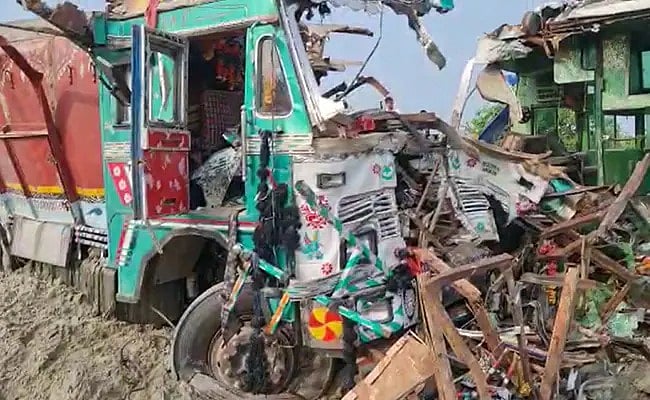 बाराबंकी में भीषण सड़क हादसा! बस और ट्रक की भिड़ंत में 13 लोगों की दर्दनाक मौत, 30 से ज्यादा गंभीर रूप से घायल 