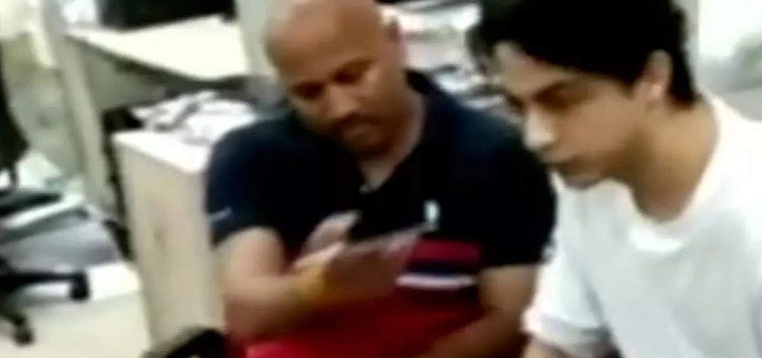 ड्रग केस में एक और चौंकाने वाला खुलासा, आर्यन खान को अपने मोबाइल से बात करते हुए किरण गोसावी का वीडियो वायरल
