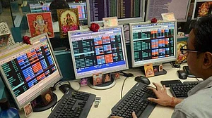 अर्थजगत की 5 बड़ी खबरें: फिर सस्ता हुआ सोना, चांदी की कीमत भी हुई कम! और शेयर बाजारों में दर्ज की गई गिरावट