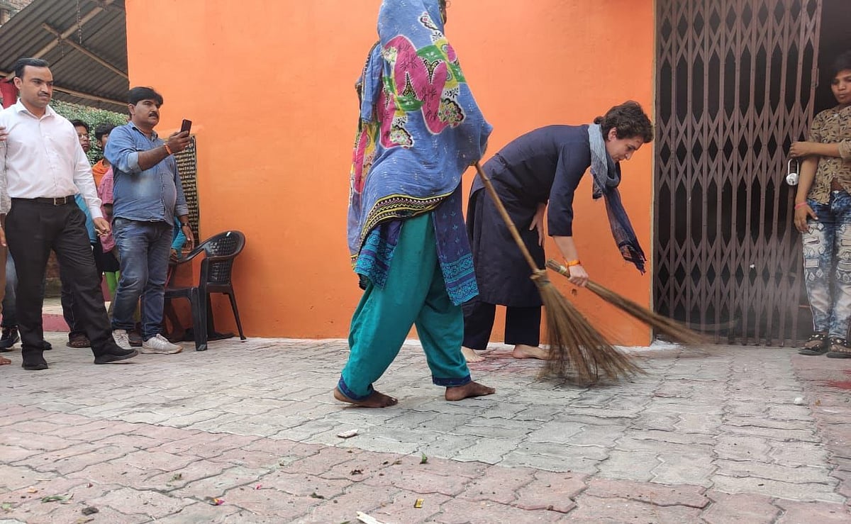 प्रियंका गांधी ने योगी को दिया करारा जवाब, दलित बस्ती में लगाया झाड़ू, कहा- ये अपमान नहीं, स्वाभिमान का प्रतीक
