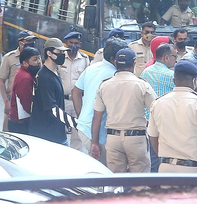 क्रूज ड्रग केसः आर्यन खान समेत 8 को कोर्ट ने 14 दिन की न्यायिक हिरासत में भेजा, कल जमानत पर सुनवाई