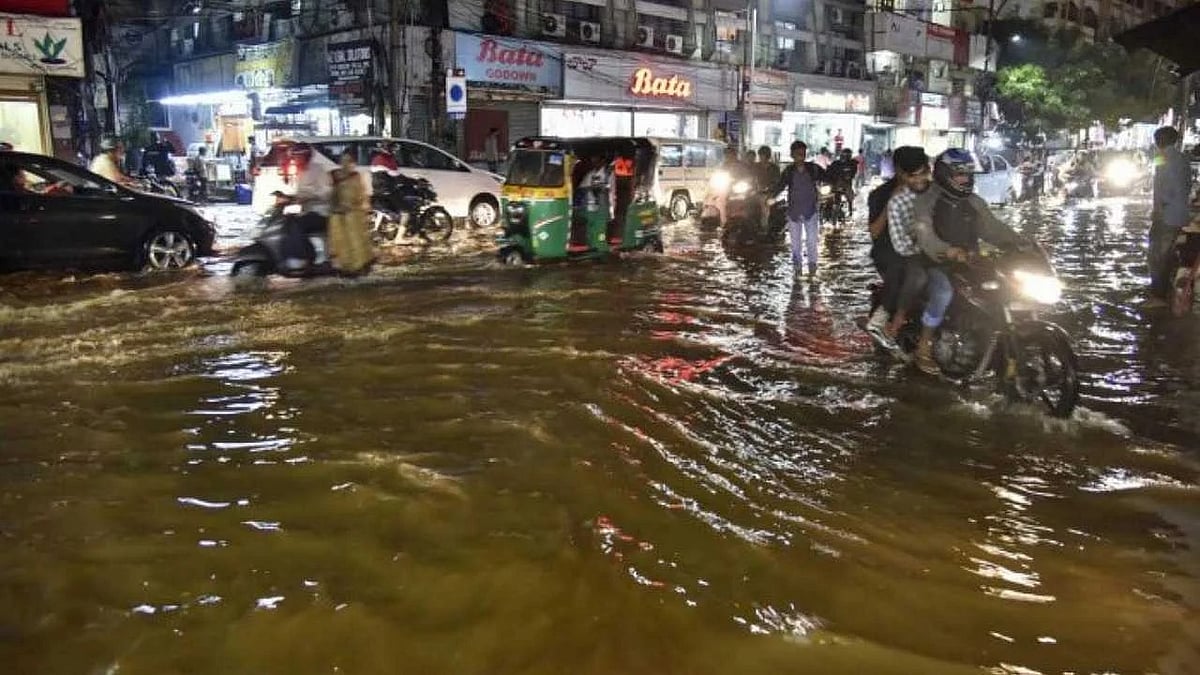 वीडियो: तेलंगाना में बारिश बनी आफत! टापू में तब्दील हुई सड़कें, तैरती नजर आईं गाड़ियां, 2 लोग बहे  