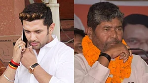 चुनाव आयोग से चिराग-पारस को बड़ा झटका, LJP का चुनाव चिन्ह जब्त, दोनों गुट नहीं कर सकेंगे उपयोग